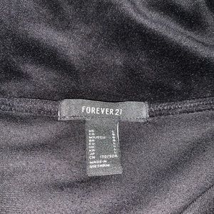 BLACK VELVET CROP MIDDLE ZIP UP